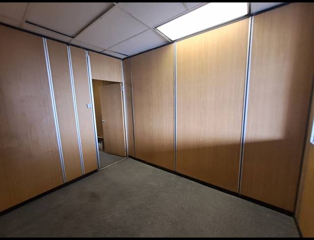 110M² OFFICE TO LET IN DUNKELD WEST